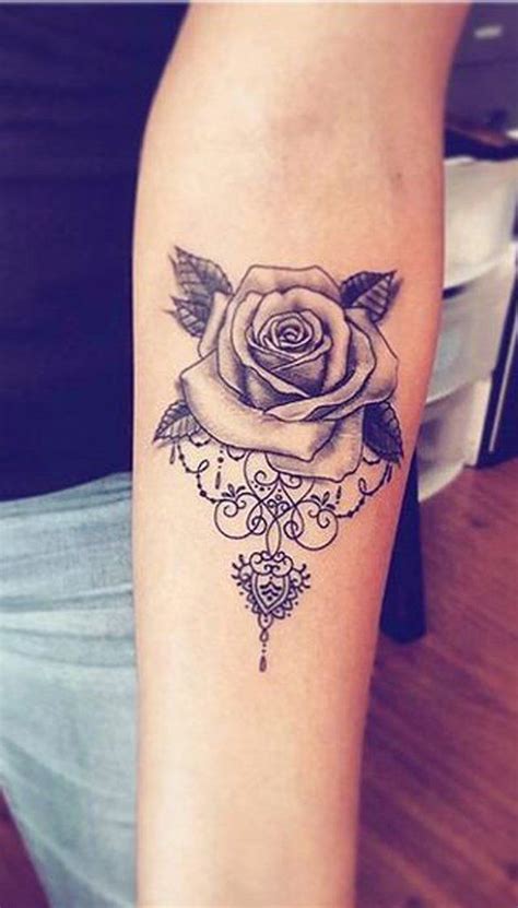 30 Delicate Flower Tattoo Ideas