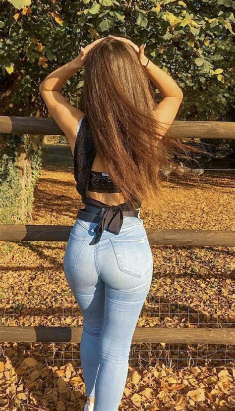 Olha Essa Loirinha Basica Ela Está Com Uma Jeans Linda De Lycra E