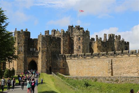 Il castello di harry potter si chiama alnwick castle e una volta arrivato, potrai anche prendere lezioni di volo. TOUR DI HARRY POTTER E CASTELLI INGLESI - Scozia Viaggi