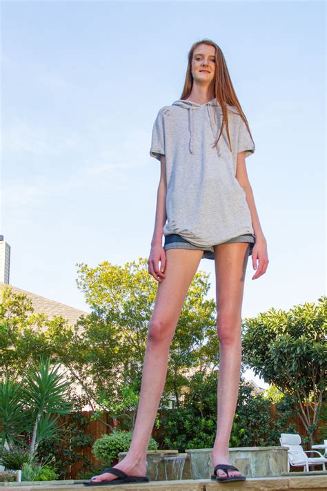 ‘ceo Van De Giraffen Maci Currin 17 Heeft Langste Vrouwenbenen Ter Wereld Foto Adnl