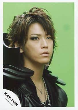 KAT TUN Kazuya Kamenashi Bust Up Costume Black Necklace Background Green Body Facing