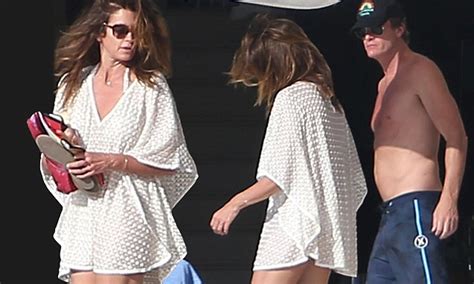Cindy Crawford Displays Toned Legs In Mexico Daily Mail Online
