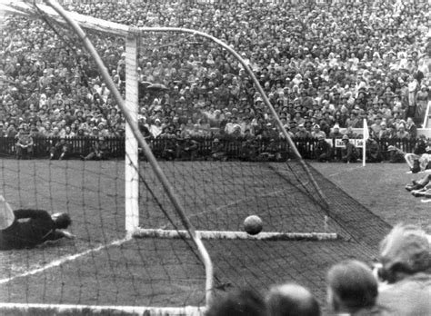 4 juli 1954, 16:00 spiel beendet. : Helmut Rahn, WM-Finale Deutschland vs. Ungarn, 1954 ...