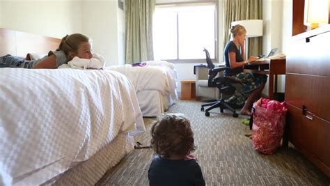 mother daughter son hotel room vídeo stock livre de direitos