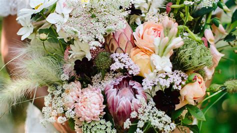 A wide variety of upside down flower options are available to you, such as metal, plant fiber, and plastic. Hold Bunch Flowers Upside Down : 7 Ways To Use Flowers In ...