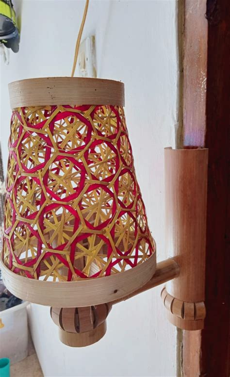 Memiliki lampu dengan warna yang sama dengan furnitur utama dalam satu ruangan mampu menghasilkan dekorasi yang. Wadah Lampu Hias Anyaman : Lampu Hias Bambu Rumah Dari ...