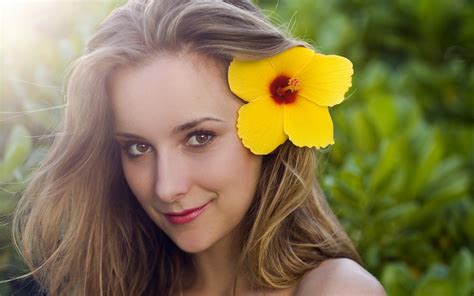 Hintergrundbilder Gesicht Modell Porträt Blumen Lange Haare