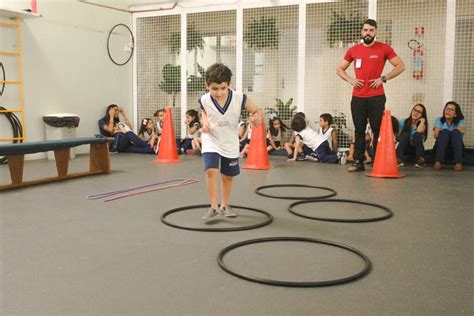 educação física praticando saltos escola espaço educar