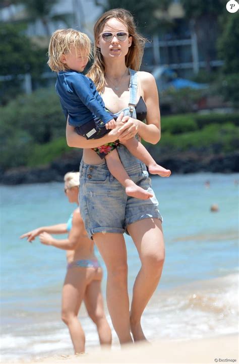 Olivia Wilde sur une plage à Maui avec son fils Otis le 17 avril 2016 