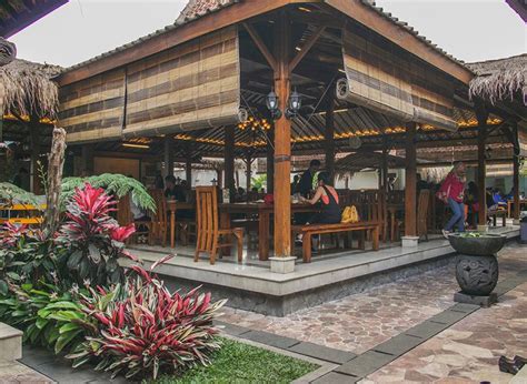Yuk lihat konsep rumah makan unik di dunia ini! Dapoer Pandan Wangi, Rumah Makan Sunda Favorit di Bandung ...