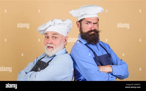 Buen Gusto Hombres Serios En Cook Hat Mature Barbado Chef Cansado De