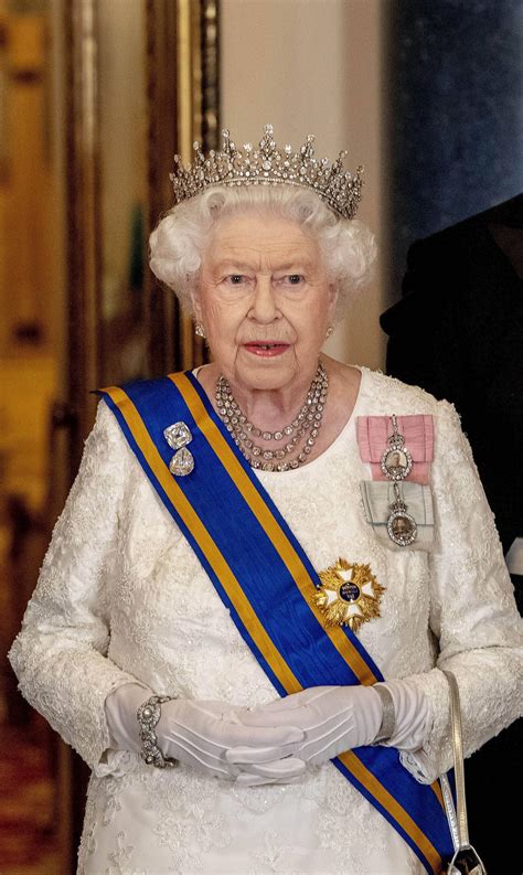 Elizabeth ii >elizabeth ii (born 1926) became queen of great britain 1 and ireland upon >the death of her father, george vi 2, in 1952. Queen Elizabeth II. | Steckbrief, Bilder und News | GMX.AT