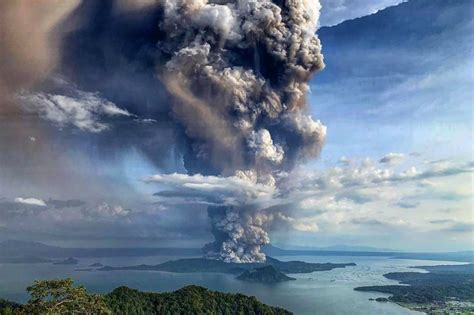 Video పేలిన అగ్నిపర్వతం 8 వేల మందిని తరలింపు Taal Volcano Erupts