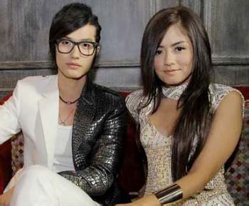 Lirik — turk musiqi 2012 03:42. Tika T2 dan Lee Hitz Ganti Imej Demi Duet 'Tuk Buatku Kembali'