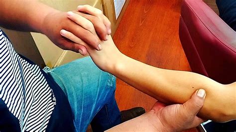 CARA YANG BENAR MASSAGE TANGAN SAKIT KESELEO PERGELANGAN TANGAN