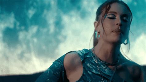Beckys So Hot Gif By Fletcher Find Share On Giphy
