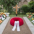 Mehrere hundert Menschen besuchen das Grab von Helmut Kohl - WELT