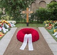 Mehrere hundert Menschen besuchen das Grab von Helmut Kohl - WELT
