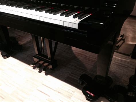 Die tasten befinden sich auf der klaviatur (tastatur) an der vorderseite des instruments. Steinway & Sons B211 Flügel in sehr seltenem perfekten ...