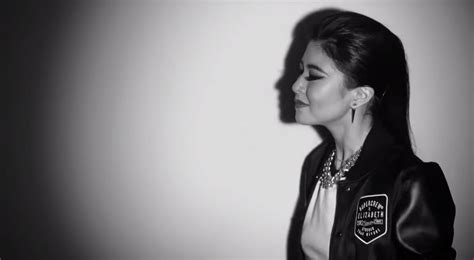 Sekarang aku lebih tabah dari dulu ku tak perlukan kamu maaf jika aku telah mengelar jantungmu yang rapuh. Lirik Lagu Tabah - Elizabeth Tan