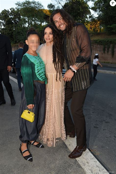 Jason Momoa Avec Sa Femme Lisa Bonet Et Leur Fille Arrivent Au Défilé