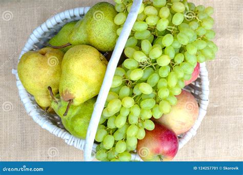 Frutta Fresca Organica In Un Canestro Di Vimini Bianco Mele Pere Uva