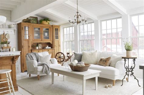 Liz Marie Galvan Lives In The All White Farmhouse Of Your Dreams