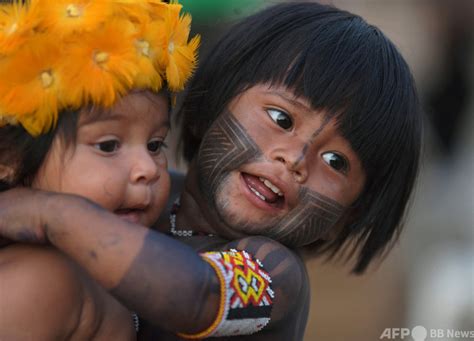 デモのさなか交流する先住民の子どもたち、ブラジル 写真5枚 国際ニュース：afpbb News