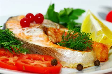 Piatto Di Pesce Che Cucina Con I Vari Ingredienti Decorazione Fresca