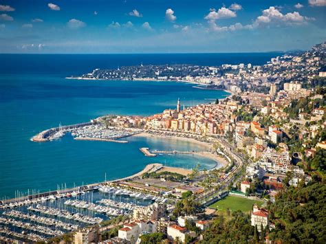 It lies on the italian riviera, near the border with france. Haven San Remo - Bloemenriviera.nl