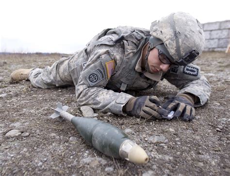 Explosive Ordnance Disposal Soldiers Learn Leadership Skills Article