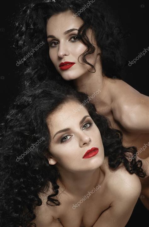Dos morenas desnudas Lesbianas juegos de amor fotografía de stock