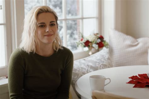 Happiest Season Trailer Kristen Stewarts Queer Christmas Rom Com
