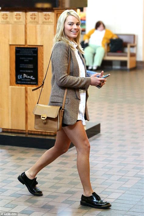 Margot Robbie Flaunts Her Slim Legs In Tiny Shorts Before Catching Flight Daily Mail Online