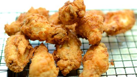 Mix flour and cornstarch in a mixing bowl. Double Fried Crispy Chicken Wings Recipe / English ...