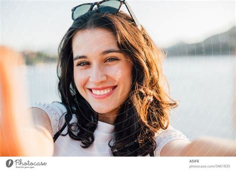 Schöne Frau Die Selfie Mit Ihrem Handy Am Strand Nimmt Ein Lizenzfreies Stock Foto Von Photocase