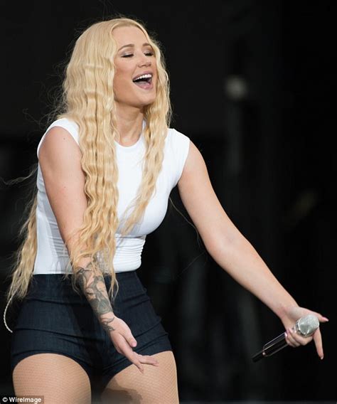 Iggy Azalea Puts On Booty Ful Display On Stage In Budapest Daily Mail