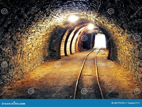 Chemin De Fer Souterrain De Tunnel Dor De Mine Photo Stock Image Du