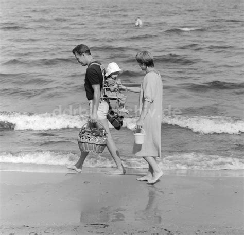 DDR Fotoarchiv Ückeritz Eine Familie am Strand der Ostsee in Ückeritz in Mecklenburg