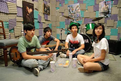 The film follows a korean family of taekwondo experts who immigrate to thailand. Sinopsis Film Thailand SuckSeed (2011): Kisah Kocak Band ...