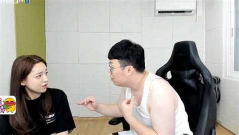 문제가 된 성희롱 발언은 bj 감스트와 외질혜, ns남순이 참여해 4만여 명이 동시에 지켜본 아프리카tv 합동 생방송에서 시작. 키스 시도(?)하는 봉준 빛의 속도로 밀어내는 '철구 부인 ...