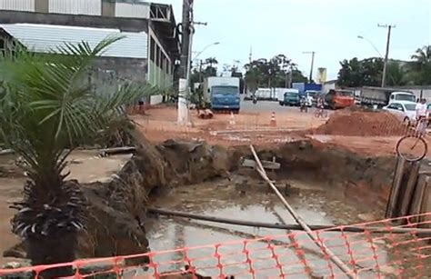 Moradores continuam sem água após rompimento em adutora na GV