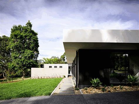 L Shaped Modern House In Melbourne By Inform Design