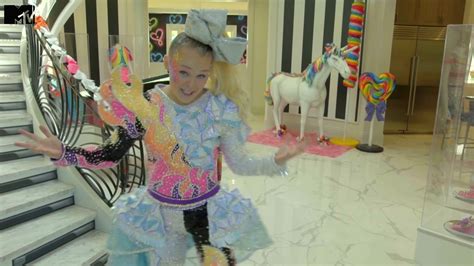 Then siwa shows the 'fun room' with a candy bar complete with nerds siwa says she loves that her house has a yard because so many californian properties don't have any. JoJo Siwa shows off her 'iconic' rainbow-coloured home on Cribs, with unicorns, a doll wall and ...