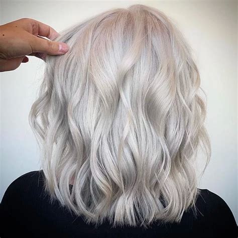 Get ready to rock your wavy hair with short, medium, & long haircuts. Deze korte kapsels Going Gray So Easy en Ageless in 2020 ...