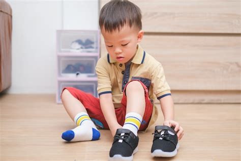 What Kind Of Shoes Should Toddlers Wear A Podiatrist Explains The