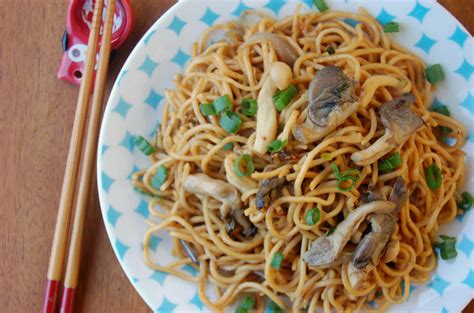 Stir Fried Chow Mein With Mushrooms