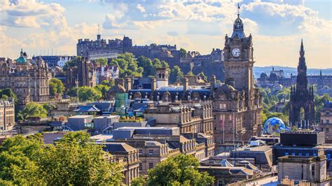 Reserve un vuelo a edimburgo y descubra sus castillos, iglesias y pubs. Edimburgo, la capital de Escocia, una ciudad mágica sacada ...