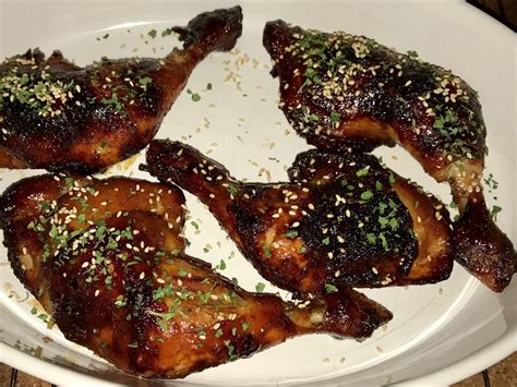 Kyllingboller og vinger på skjærebrett, buffalo wing kyllingkjøtt taiwansk stekt kylling, et kyllinglår. Grillede kyllinglår | Pappaperm — Husfar er også en jobb