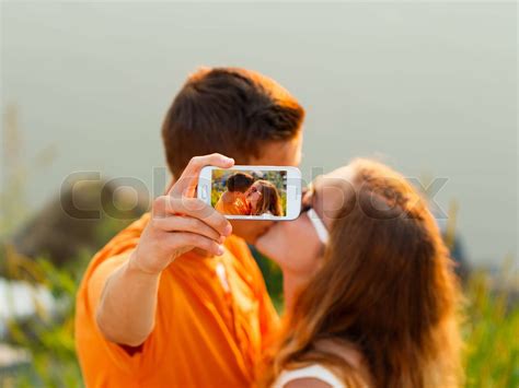 selfie paar küssen stock bild colourbox